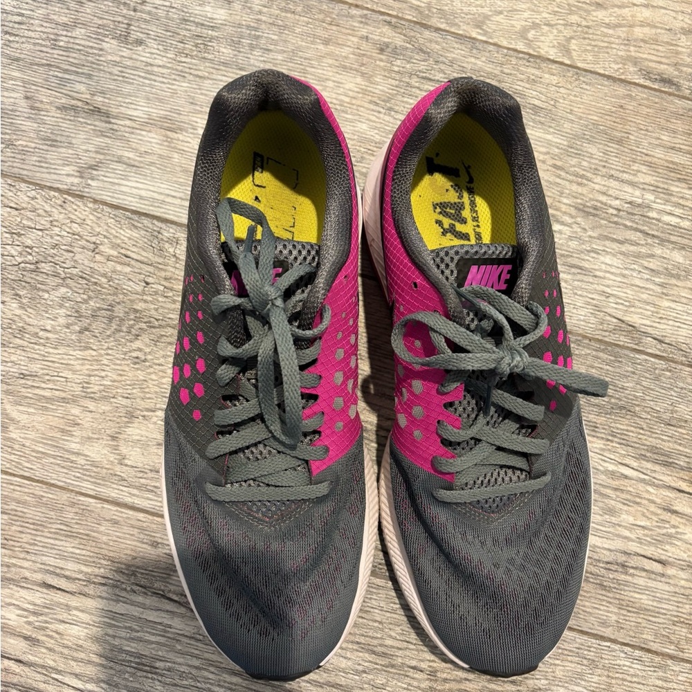 Nike Women's Athletic Shoes in Gray and Pink